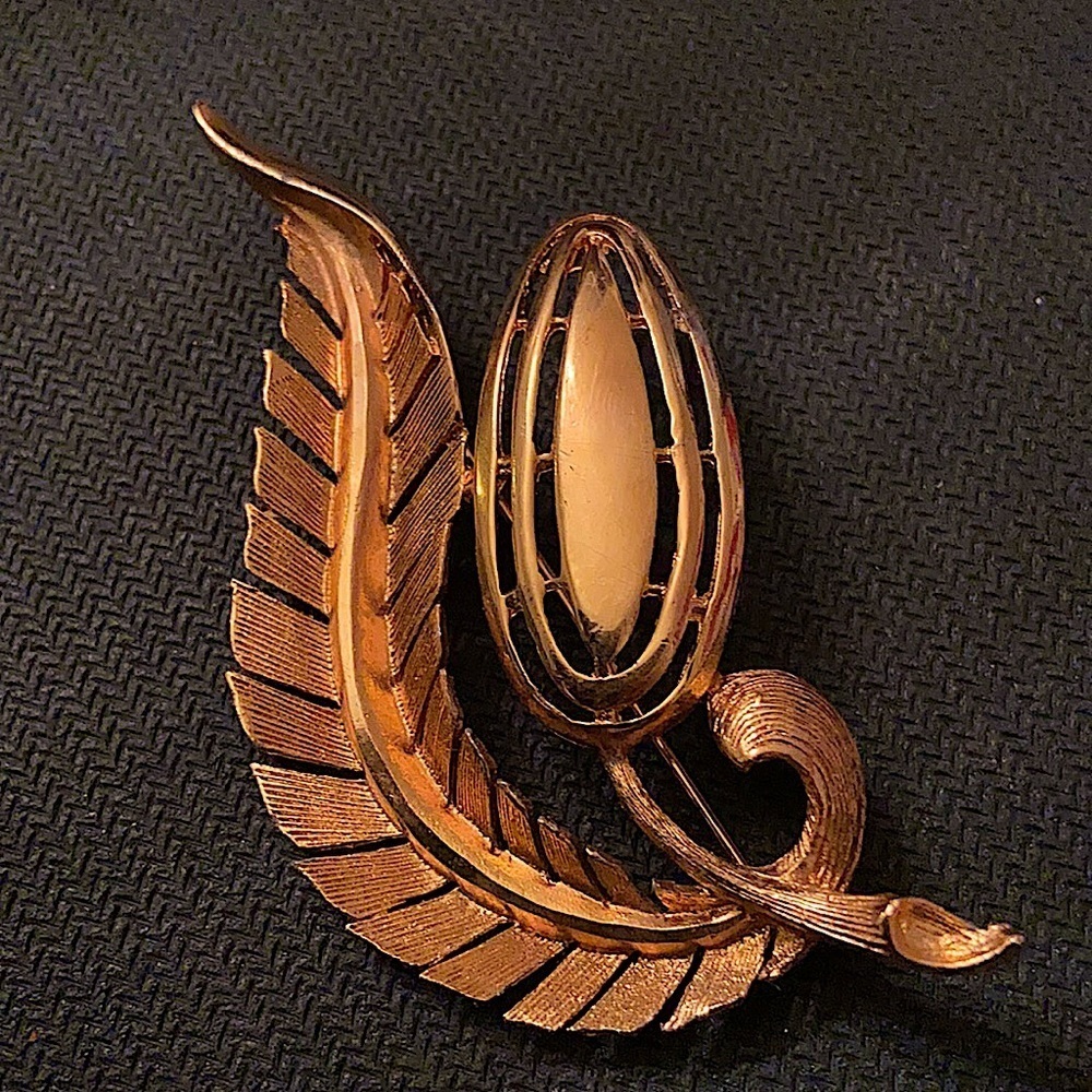 Vintage Style Gold Tone Feather And Scroll Brooch Large Jewelry Pin.
